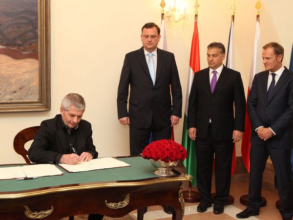 Roland Jahn bei der Unterzeichnung der Gründungsurkunde. Rechts im Bild die Premierminister Tschechiens, Ungarns und Polens