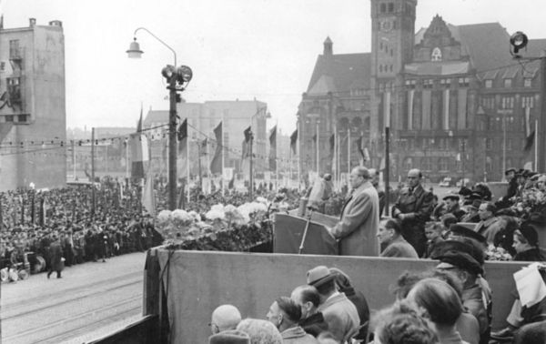 Blick auf die Kundgebungs-Teilnehmer während der Ansprache von Ministerpräsident Otto Grotewohl.