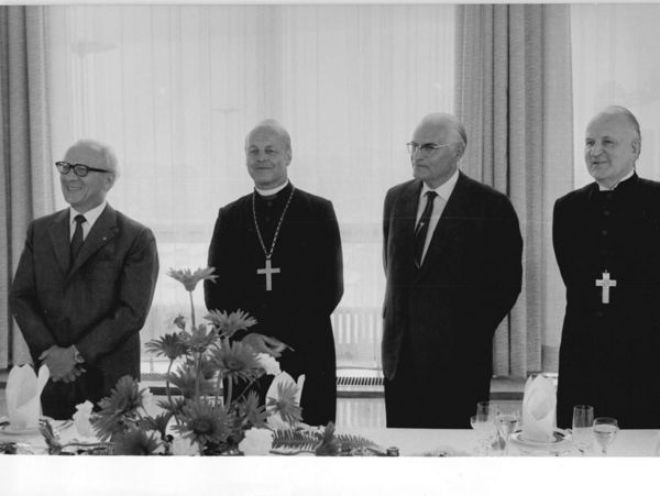 Eine konstituierende Sitzung des Martin-Luther-Komitees der DDR fand am 13. Juni 1980 im Amtssitz des Staatsrates statt. v.l.n.r.: Erich Honecker, Landesbischof Werner Leich, Gerald Götting, Bischof Werner Krusche