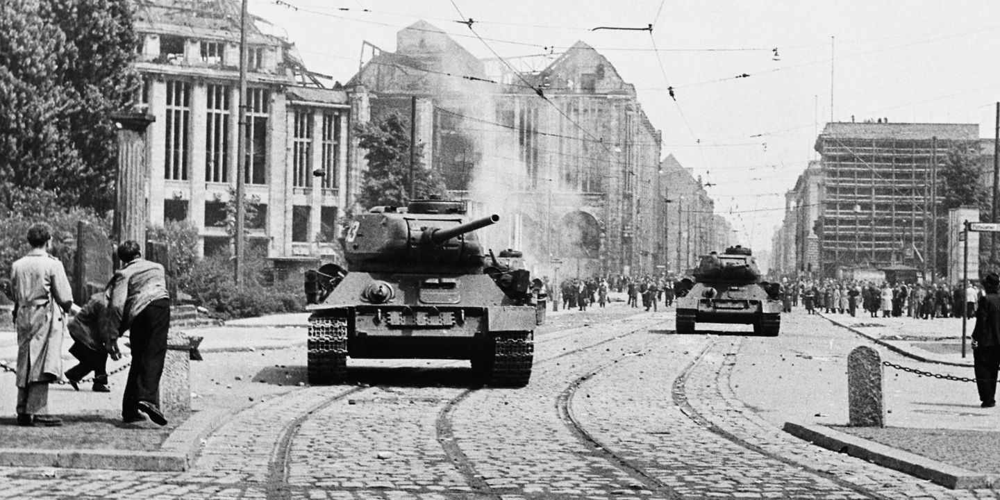 Demonstranten werfen Steine auf sowjetische Panzer., Quelle:
            Bundesbildstelle, B 145 Bild-00203064