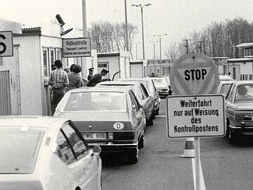 Kontrolle des Osterreiseverkehr 1976 an der Grenzübergangsstelle Meiningen
