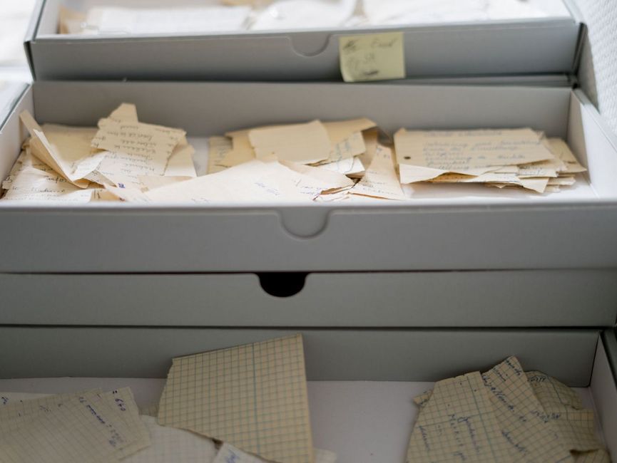 Kartons mit vorsortierten zerrissenen Stasi-Unterlagen