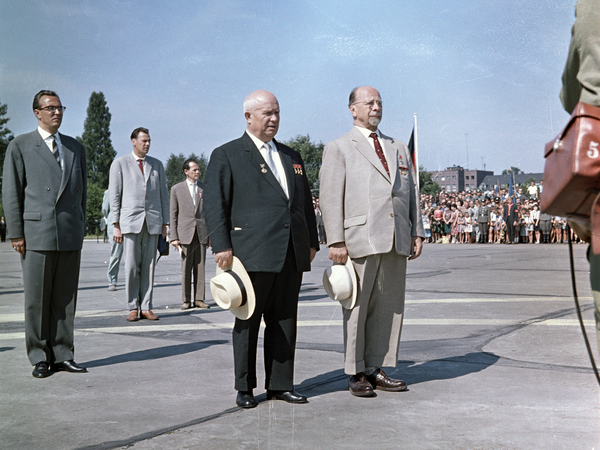 Nach seiner Ankunft am 30. Juni 1963 posiert der sowjetische Staatschef Nikolai Chruschtschow auf dem Flugfeld des Ost-Berliner Flughafens Schönefeld neben DDR-Partei- und Regierungschef Walter Ulbricht für die Fotografen.