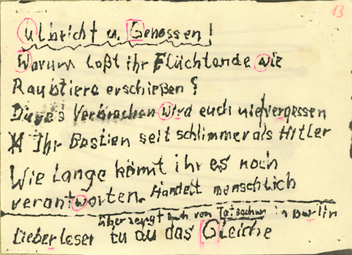 Flugblatt aus Stralsund vom 20. August 1961 mit Markierungen der Staatssicherheit zum Schriftenvergleich.
