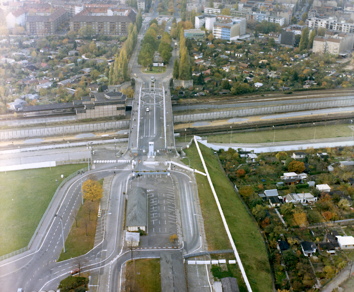 Luftbild der Grenzübergangsstelle Bornholmer Straße