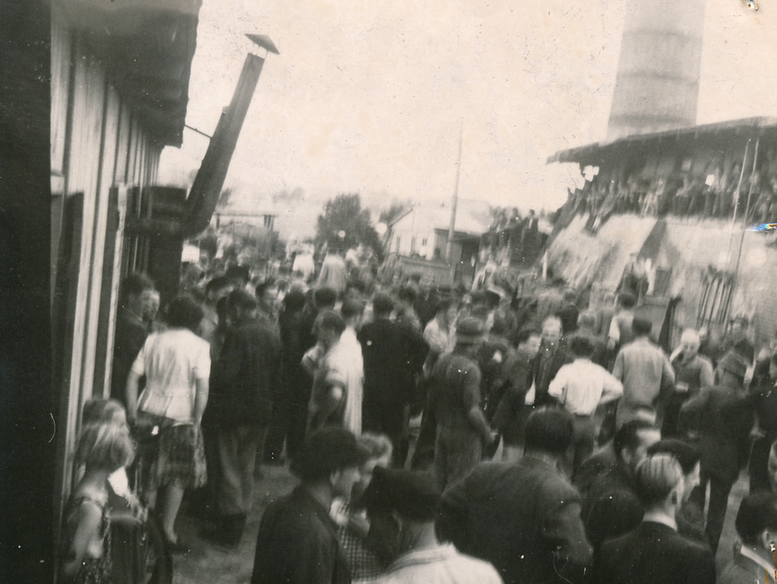 Dieses Foto zeigt Demonstranten, welche sich auf dem Bahngelände Belzig befinden. Im Hintergrund der Aufnahme steht ein großer Backsteinschornstein.