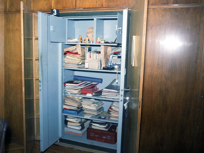 Das Bild zeigt einen geöffneten Panzerschrank in der sogenannten "Ministeretage" in "Haus 1" der Stasi-Zentrale