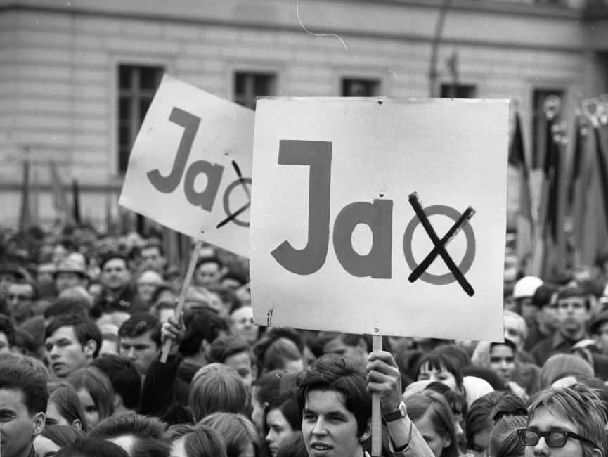 Teilnehmende an der Kundgebung zum Volksentscheid vor der Berliner Humboldt-Universität am 5. April 1968 mit "Ja"-Plakaten.