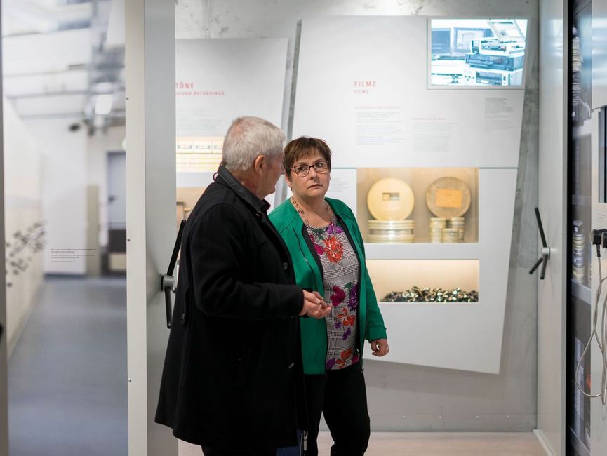 Patricia Lips und Roland Jahn in der Dauerausstellung "Einblick ins Geheime" in "Haus 7" der "Ehemaligen Stasi-Zentrale. Campus für Demokratie".