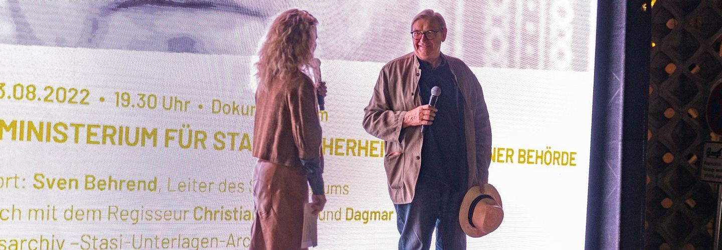 Dagmar Hovestädt (links) und Regisseur Christian Klemke bei der Filmvorführung des Dokumentarfilms "Alltag einer Behörde" beim Campus-Kino 2022.