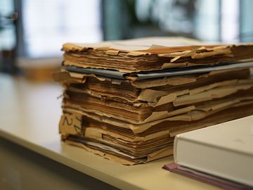 Stapel originaler Akten aus dem Stasi-Unterlagen-Archiv