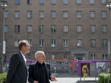 Der Oberbürgermeister von Leipzig Burkhard Jung (links) und BStU Roland Jahn (rechts) vor der Open-Air-Ausstellung "Revolution und Mauerfall" auf dem Gelände der "Stasi-Zentrale. Campus für Demokratie".