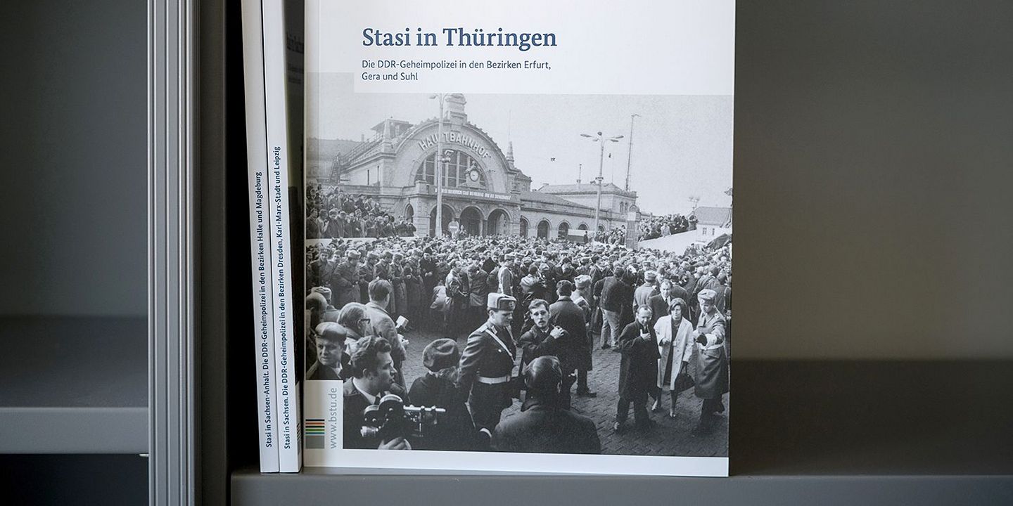 Bücher der Reihe "Stasi in der Region" in einem Bücherregal, Quelle:
            BStU
