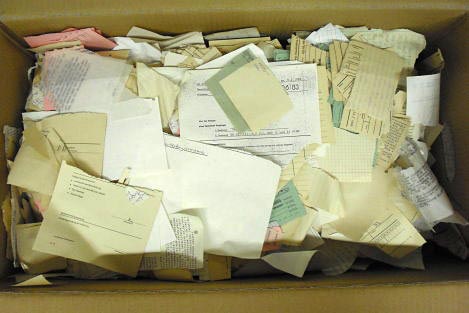 Karton mit zerrissenen Unterlagen im Stasi-Unterlagen-Archiv Suhl.