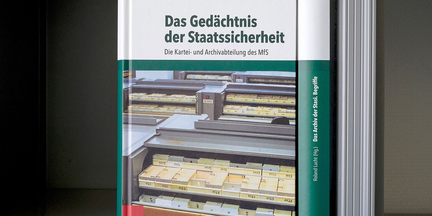 Bücher der Reihe "Archiv der DDR-Staatssicherheit" in einem Bücherregal, Quelle:
            BStU