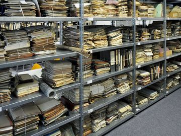 Regale mit Bünderln im Stasi-Unterlagen-Archiv Leipzig