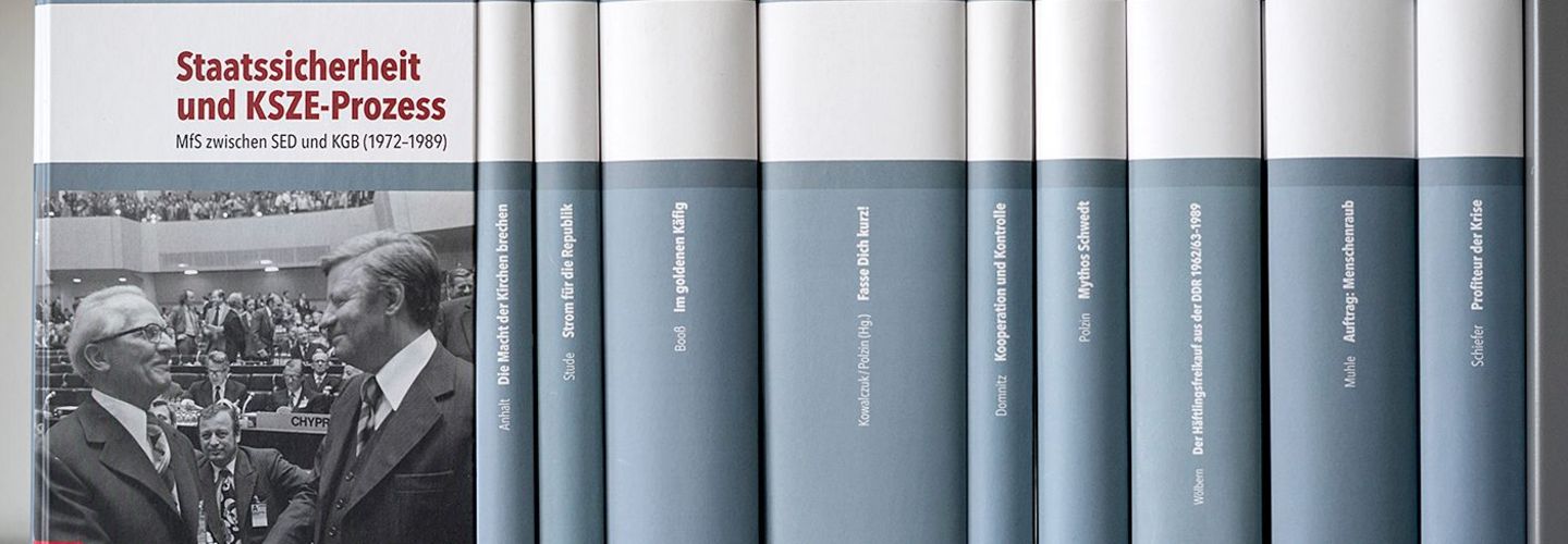 Bücher der Reihe "Analysen und Dokumente" in einem Bücherregal