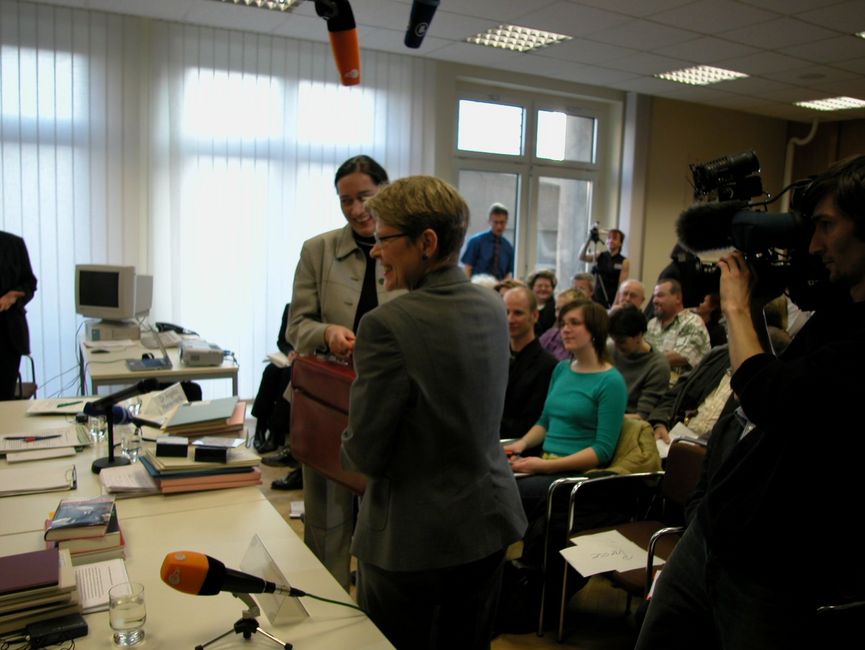 Pressekonferenz 2004 anlässlich der Übergabe des "Roten Koffers" als Dauerleihgabe durch das Bundesarchiv an das Stasi-Unterlagen-Archiv.