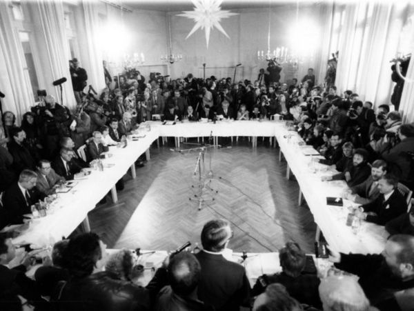 Sitzung des Zentralen Runden Tisches im Dietrich-Bonhoeffer-Haus am 6. Dezember 1989