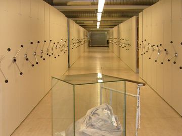 Blick in den zentralen Korridor der Archivhalle des Stasi-Unterlagen-Archivs Halle