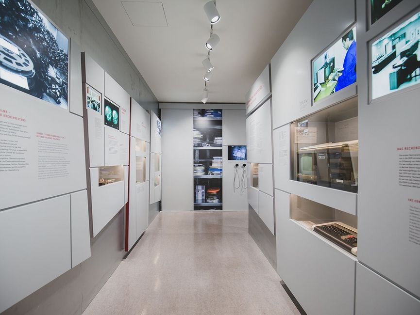 Informationen zu Tönen, Bildern und Filmen der Stasi bietet die zweite Ausstellungsetage
