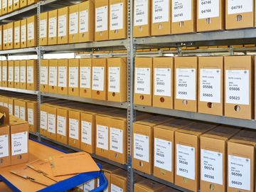 Kartons mit Stasi-Unterlagen im Archiv in Leipzig.