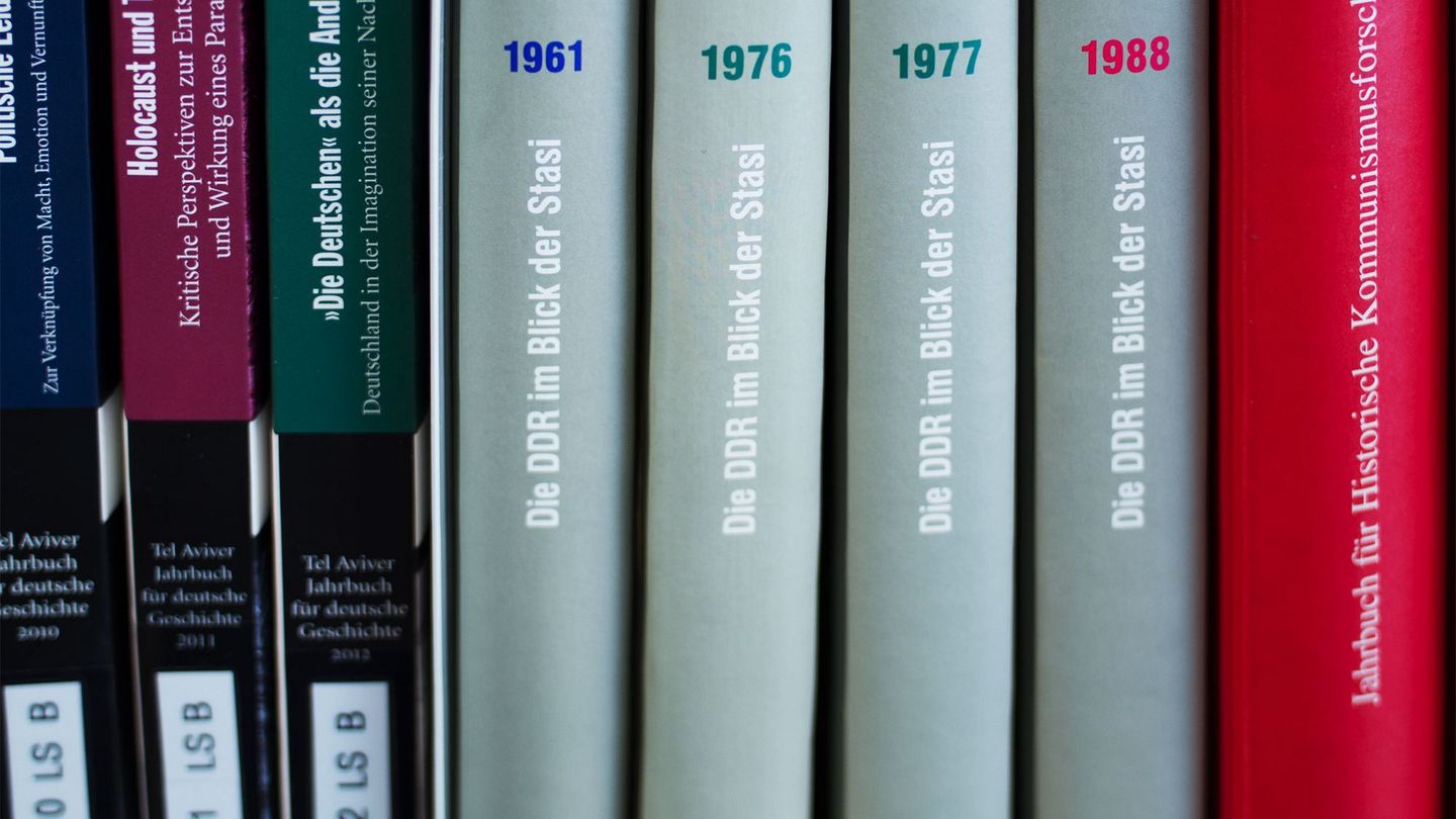 Bücher in einem Regal der Bibliothek des Stasi-Unterlagen-Archivs, Quelle:
            BStU