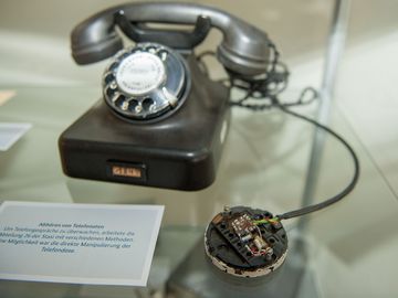 Telefon mit Wählscheibe, bei dem die Anschlussdose manipuliert wurde.