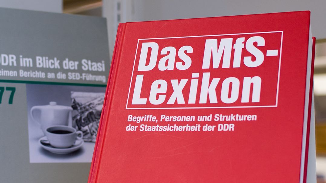 MfS-Lexikon in der Bibliothek des Stasi-Unterlagen-Archivs