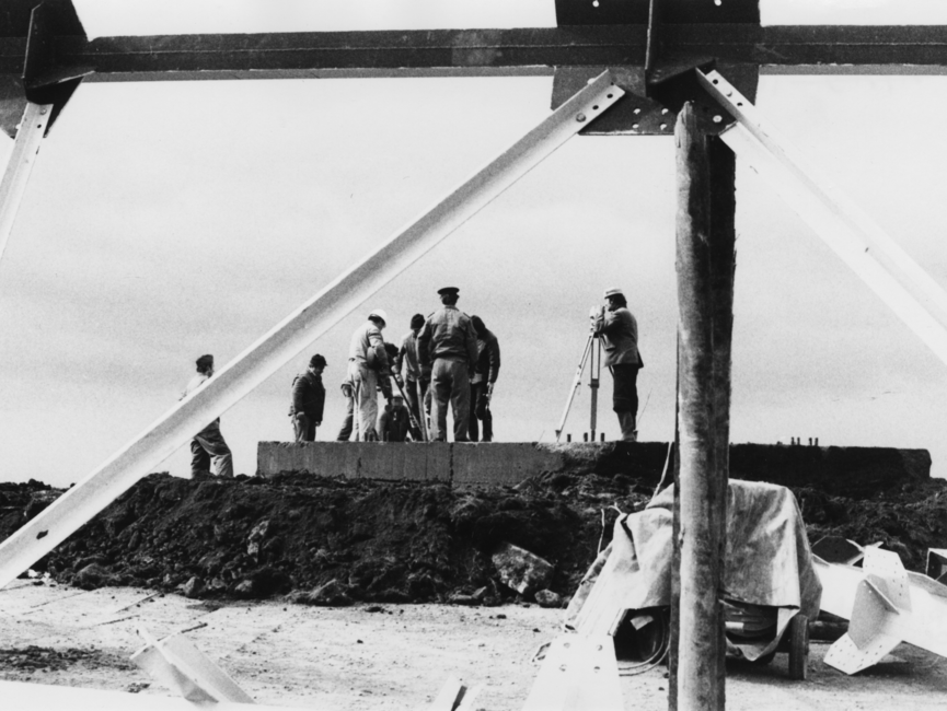 Eine Gruppe Bauarbeiter am Objekt "Blitz".