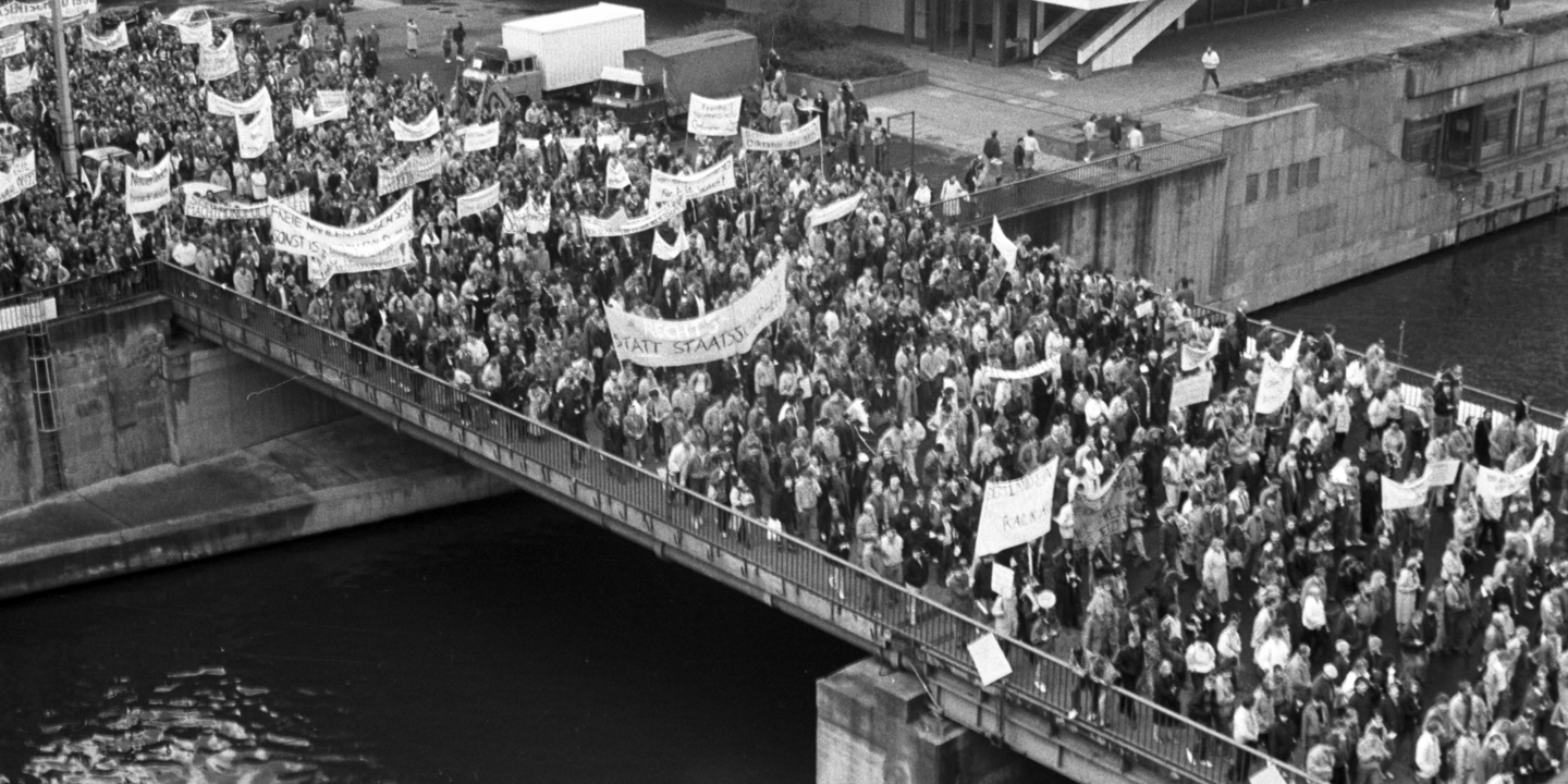 Demonstrierende 1989 am Palast der Republik, Quelle:
            BStU, HA XX, Fo, Nr. 1021, Bild 14