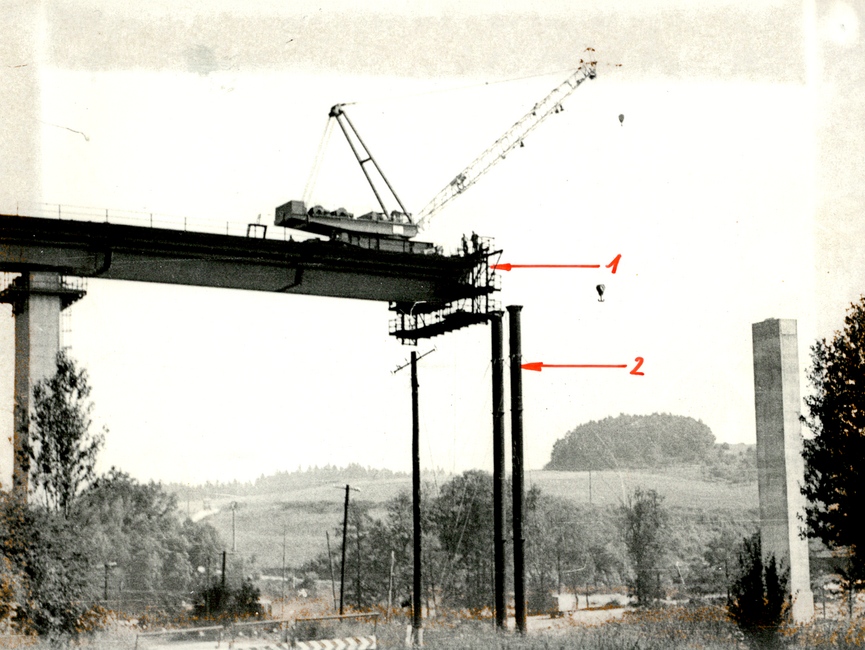 Montagezustand am Vormittag des 13. August 1973, ca. drei Stunden vor der Havarie. Pfeil 1 - Vorbaurüstung, Pfeil 2 - Hilfsstütze, auf welcher das Segment 8 zu liegen kommen sollte.