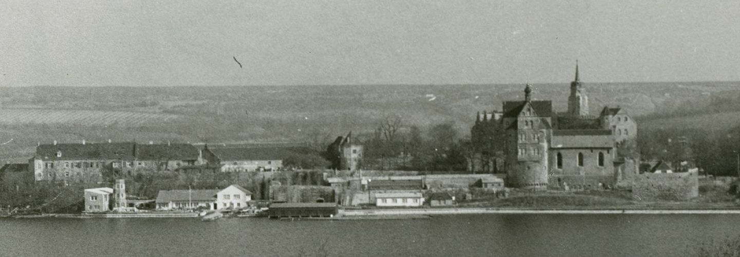 Schwarzweißbild vom Schloss Seeburg am Süßen See.