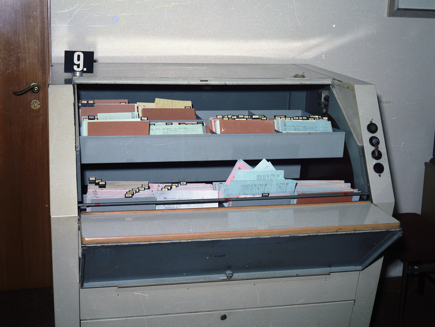 Die Aufnahme zeigt einen Schrank mit Karteikästen, die mit Karteikarten gefüllt sind.