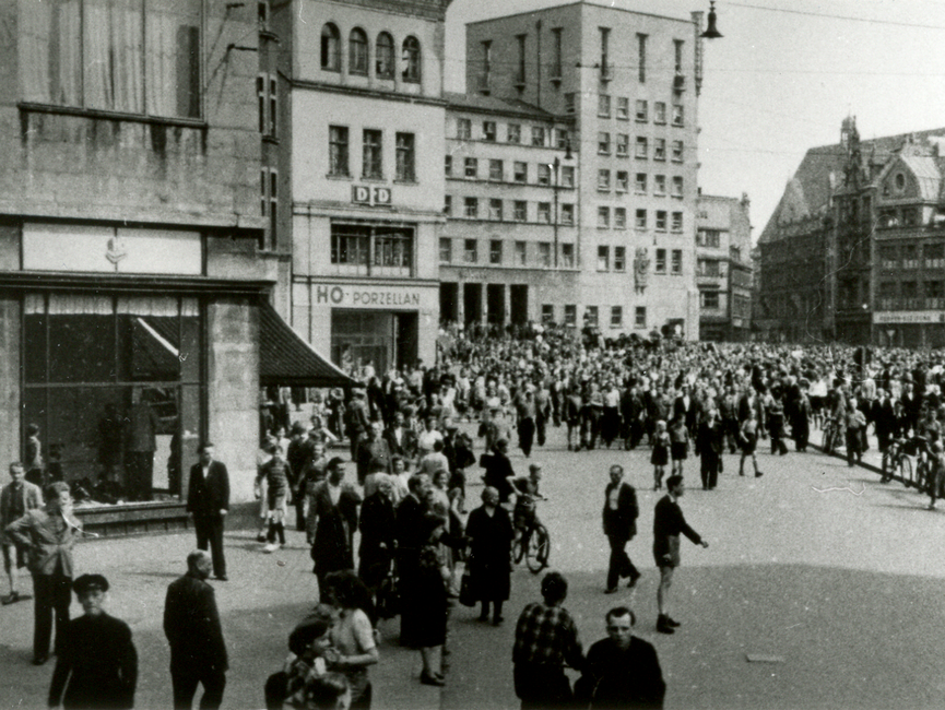 Demonstration auf dem halleschen Marktplatz