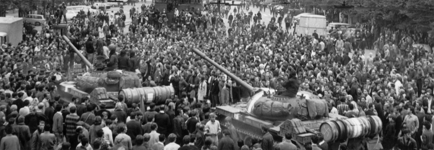 Sowjetische Panzer fahren durch eine Menschenmenge auf dem Prager Wenzelsplatz.