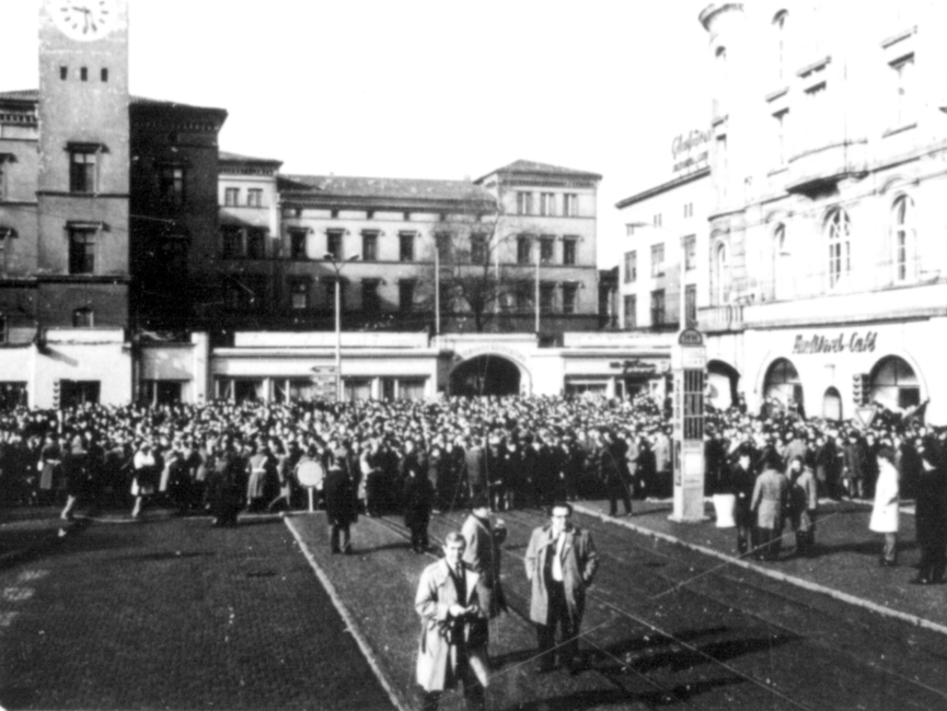 Doch einem Teil der Menge gelang, die Absperrungen zu durchbrechen. Vor dem Bahnhofsgebäude warteten sie auf das Eintreffen von Willy Brandt.