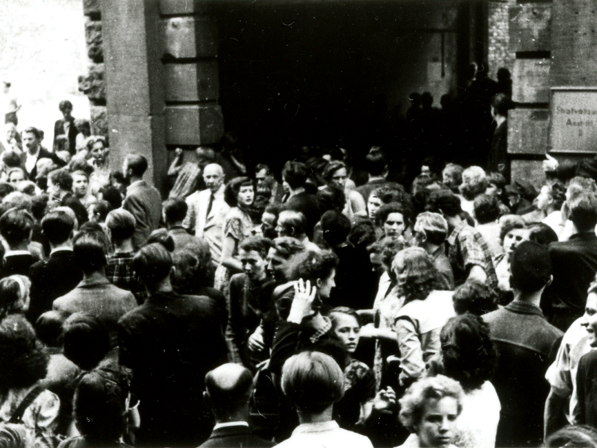 Demonstranten vor dem Tor der Untersuchungshaftanstalt in der Kleinen Steinstraße in Halle.