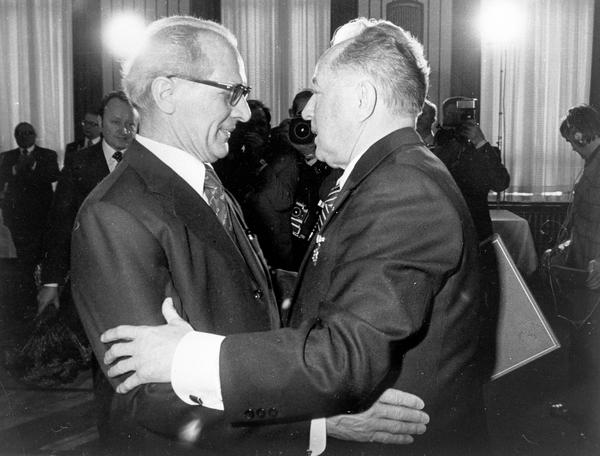 Das Schwarz-Weiß-Bild zeigt Erich Honecker und Erich Mielke, die sich gerade begrüßen und dabei die Hände schütteln.