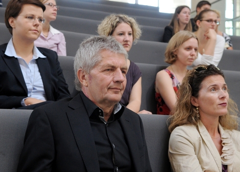 Der Bundesbeauftragte für die Stasi-Unterlagen, Roland Jahn, unter den Zuhörer der Debatte im Bundestag am 30. September 2011