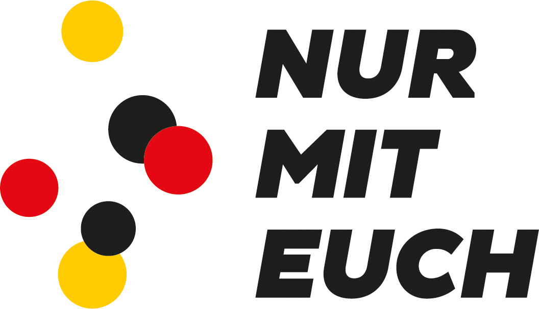 Das Logo enthält schwarze, rote und gelbe Punkte und den Schriftzug "Nur mit Euch".
