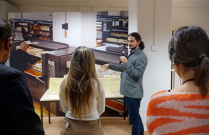 Besuch des Deutsch-Kolumbianischen Friedensinstituts (CAPAZ) während einer Führung in der Ausstellung "Einblick ins Geheime" des Stasi-Unterlagen-Archivs