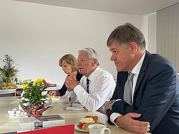 Joachim Gauck sitzt mit Michael Köllner und Heike Thieme an einem Tisch.