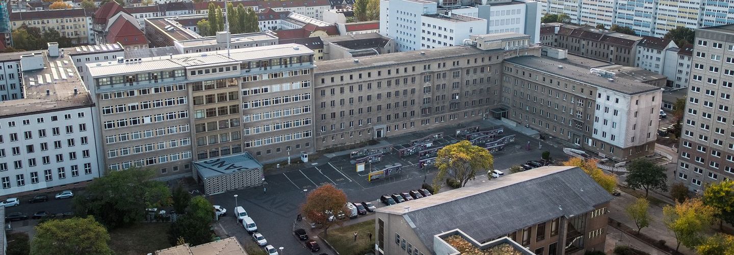 Blick auf die ehemalige "Stasi-Zentrale. Campus für Demokratie".