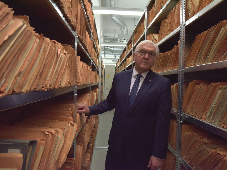 Bundespräsident Frank-Walter Steinmeier geht durch die Regalreihen des Archivs. 111 Kilometer Akten liegen insgesamt im Stasi-Unterlagen-Archiv.