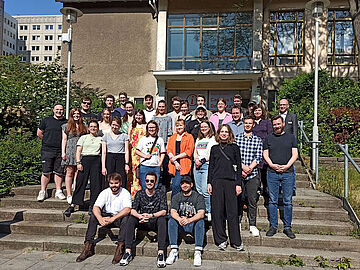 Teilnehmerinnen und Teilnehmer des Projekts "#Gedenkstättenkompetenz – Lernen an und mit außerschulischen Lernorten" in der Stasi-Zentrale. Campus für Demokratie