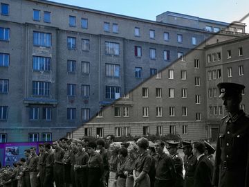 Das Bild ist schräg in der Mitte geteilt: Die Hälfte oben links zeigt ein aktuelles Foto von Haus 7 vom Innenhof der ehem. Stasi-Zentrale aus. Die Hälfte unten rechts zeigt ein historisches Foto von einer Menschenmenge im Innenhof der Stasi-Zentrale. Das Foto ist aus demselben Blickwinkel vom Innenhof aus gemacht worden.