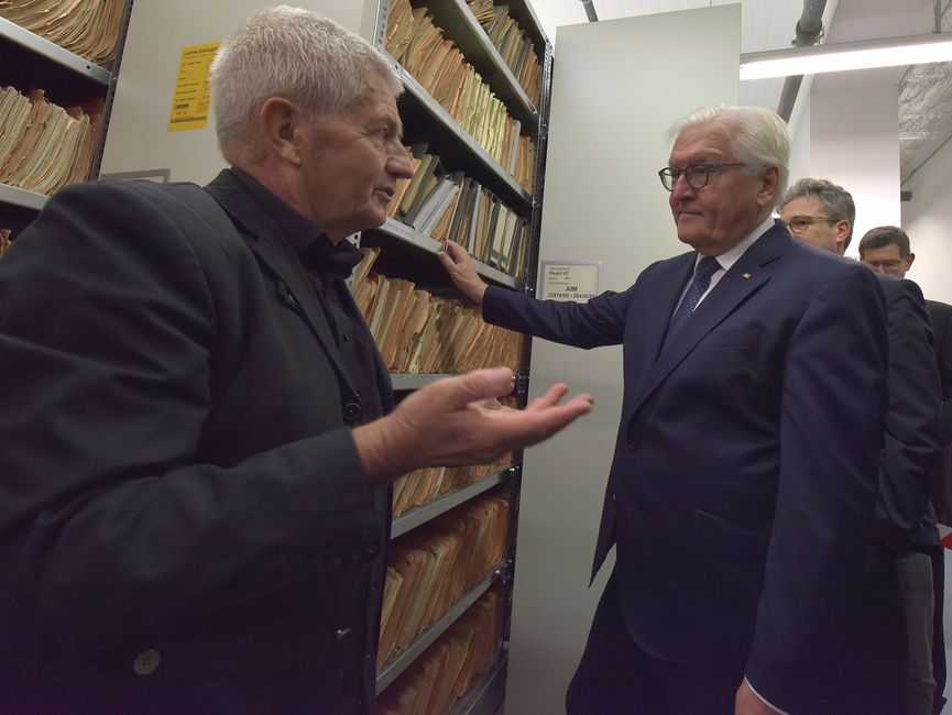 Der Bundesbeauftragte für die Stasi-Unterlagen Roland Jahn (links) berichtet Bundespräsident Frank-Walter Steinmeier über die Arbeit des Stasi-Unterlagen-Archivs.