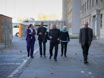 Das Bild zeigt Andrea Nahles, Vorsitzende der SPD, zusammen mit Roland Jahn, Bundesbeauftragter für die Stasi-Unterlagen und Frank Ebert und Olaf Weißbach von der Robert-Havemann-Gesellschaft auf dem Gelände der ehemaligen Stasi-Zentrale.