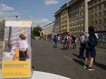 Blick auf das Gelände "Stasi-Zentrale. Campus für Demokratie" mit Flyerbox im Vordergrund.